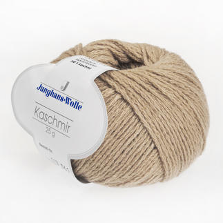 Kaschmir von Junghans-Wolle in einer natürlichen Farbe, in einem Knäuel.
