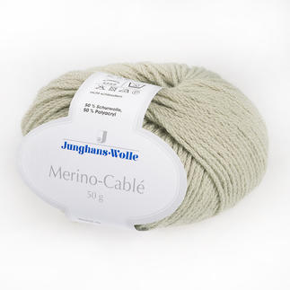 Merino-Cablé von Junghans-Wolle, beige Wolle in Knäuelform.