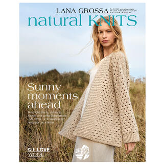 Strickheft mit dem Titel 'Natural Knits Nr. 1', Modell in Naturfarbe auf einem Feld.