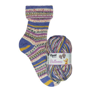 Gestrickte Socke in lila-gestreiftem Muster mit passendem Wollknäuel von Opal.