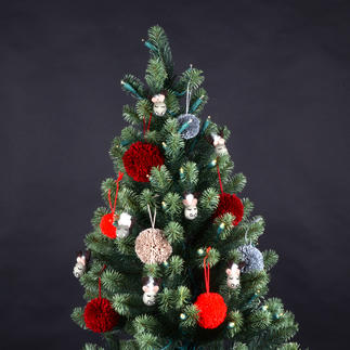 Christbaum mit buntem gehäkelten Schmuck und Pompoms in verschiedenen Farben.