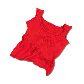 Rotes Damentop aus weichem Material in lässigem Stil.