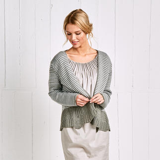 Damenjacke in Grau und Weiß mit Streifen, getragen über einem Kleid.