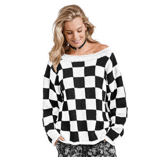 Dame in kariertem Pullover in schwarz und weiß, posierend vor weißem Hintergrund.