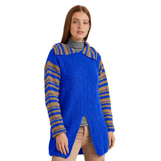 Dame in blauer Stricklongpullover aus Arequipa mit gestreiftem Shirt.