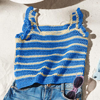 Gehäkeltes Kindertop in blau-gelbem Streifenmuster mit Trägern.