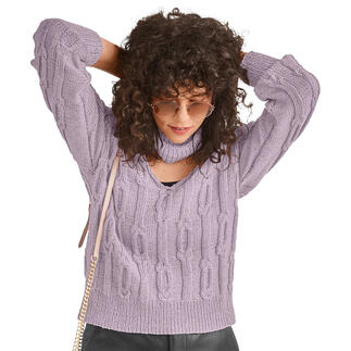 Frau in lila Pullover aus Cottonprima mit tiefem V-Ausschnitt und lockigem Haar.