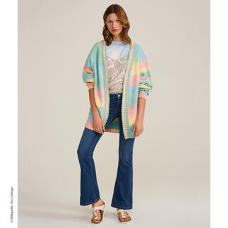 Bunte Jacke aus Fashion Cotton Light & Long dk, lässig getragen von einer Frau in Jeans.