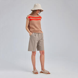 Pullunder aus Charme mit rot-orange Streifen, kombiniert mit beigen Shorts und Sandalen.