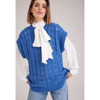Blauer Pullunder aus NewWool, getragen von einer Frau mit Halsband.
