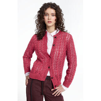 Model trägt eine rote Jacke aus Baumwollstrick