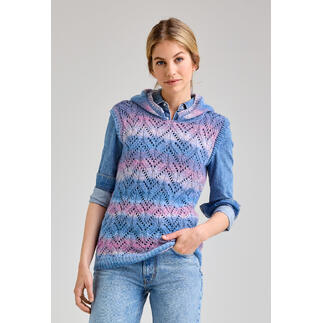 Frau in einem bunten Kapuzenpullunder aus Lotti-Colori, lächelnd, in Jeans