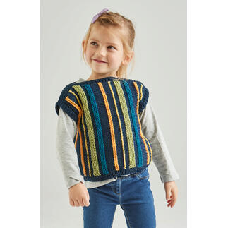 Mädchen trägt einen bunten Kinderpullunder mit Streifen.