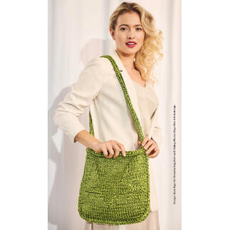 Leder-Look Glitter Tasche in Grün, hängend an einer Schulter