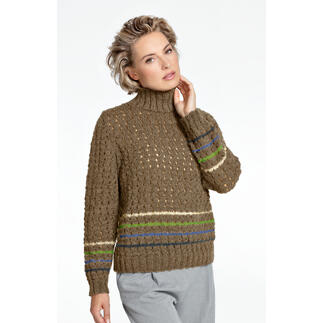 Hellbrauner Pullover aus Peru mit hohem Kragen und buntem Streifenmuster.
