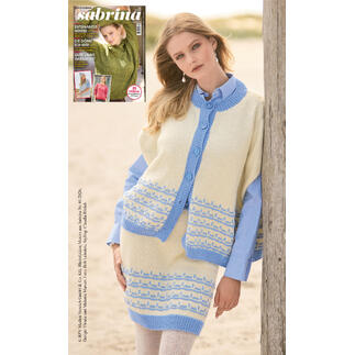Frau in einem cremefarbenen Cape mit Rock und blauen Akzenten, im Hintergrund ein Modemagazin.