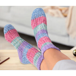 Bunte Socken in strickartigem Design, hellblau und pink gestreift.