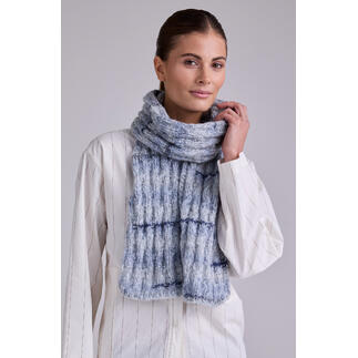 Dame mit blauem Schal aus Stoccolma von Junghans-Wolle lächelt in modischem Outfit.