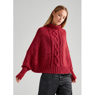 Frau trägt einen Poncho-Pullover aus Punktino von Junghans-Wolle.