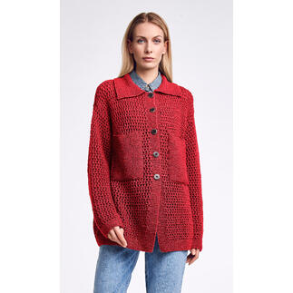 Frau in einer roten, zweifädigen Jacke aus Seidana mit großem Kragen.