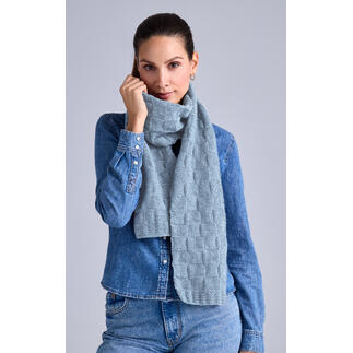 Frau hält einen hellblauen Schal aus Wool-Cashmere vor sich.