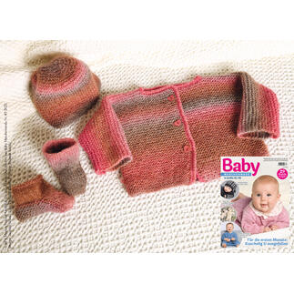Set mit Babyjacke, Mütze und Söckchen in sanften Pastellfarben.