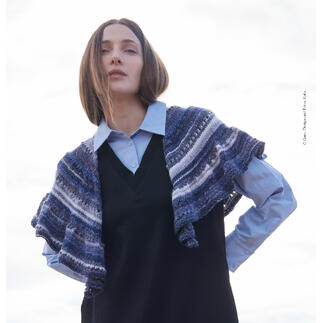 Tuch aus Merino Seta Tones, elegant drapiert von einer Frau.