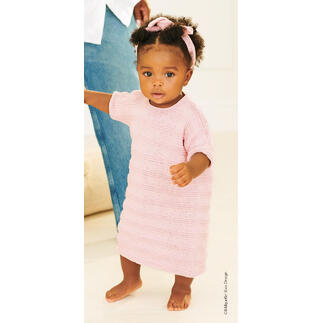 Kleines Mädchen in pinkem Babykleid mit passendem Stirnband aus Bio-Baumwolle.