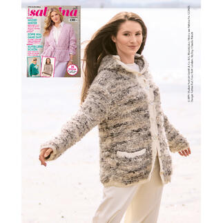 Grau-gestreifte Jacke mit Kapuze aus Bo. und Merino-Cotton am Strand.