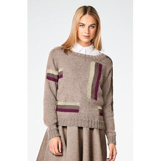 Beiger Pulli aus Merino-Extrafein, getragen von einer Frau mit einem Rock.