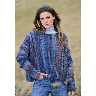 Bunter Quergestrickter Pullover aus Linie 566 Trento, Modell posiert im Freien.