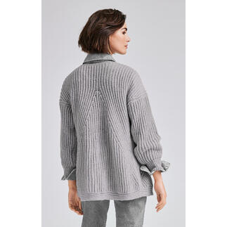 Frau von hinten in einer grauen Jacke aus Nuovo Merino 120 mit lockerer Passform.