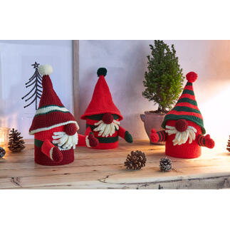 Drei Wichtel Weihnachtsdosen, farbenfrohes Design aus Poco, auf einem Tisch.
