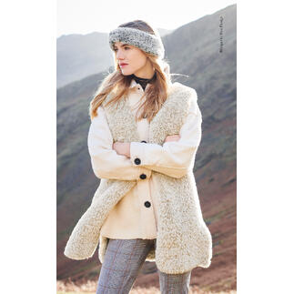 Weste aus Creative Petit Lapin super chunky in hellem Beige, getragen von einer Frau.