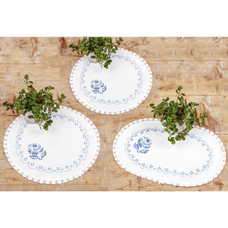 3 Deckchen - Blaue Rosen im Set Stickereien in Blau-Weiß – luftig frisch und dennoch zeitlos klassisch. 