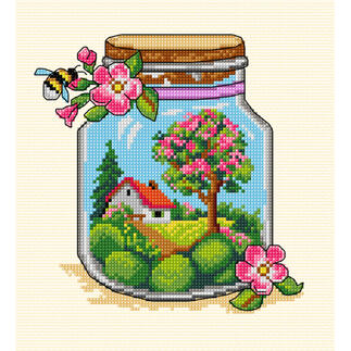 Glas mit frühlingshaftem Stickbild: Blühender Baum, Haus und Biene.
