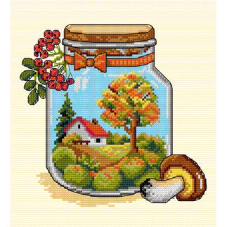 Glas mit herbstlichem Stickbild: Baum mit buntem Laub, Haus und Pilz.