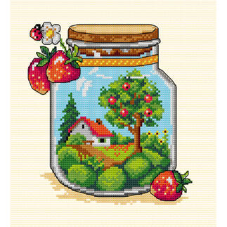 Glas mit sommerlichem Stickbild: Baum, Erdbeeren und Insekt auf blauer Wiese.