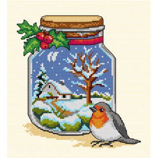 Glas mit winterlichem Stickbild: Schneelandschaft, Haus und Rotkehlchen.