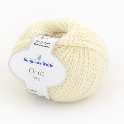 Cremefarbene Onda Wolle von Junghans-Wolle in einem runden Knäuel.