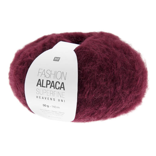Häkelgarn in Bordeauxfarbe, weich und fluffig, in einer runden Form
