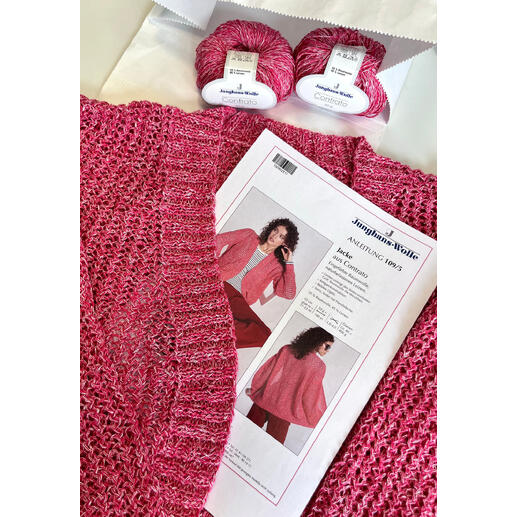 Rosa Strickjacke aus Contrato Garn mit zwei Wollknäueln.