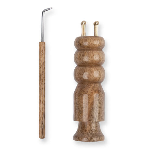 ProLana Mango Strickpuppe Mia aus Holz mit Häkelnadel.