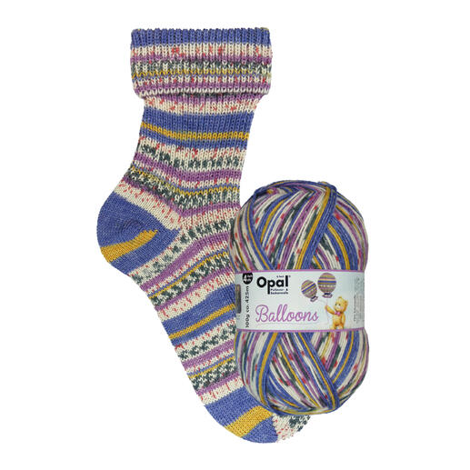 Gestrickte Socke in lila-gestreiftem Muster mit passendem Wollknäuel von Opal.