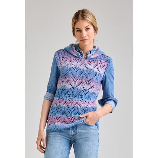 Frau in einem bunten Kapuzenpullunder aus Lotti-Colori, lächelnd, in Jeans