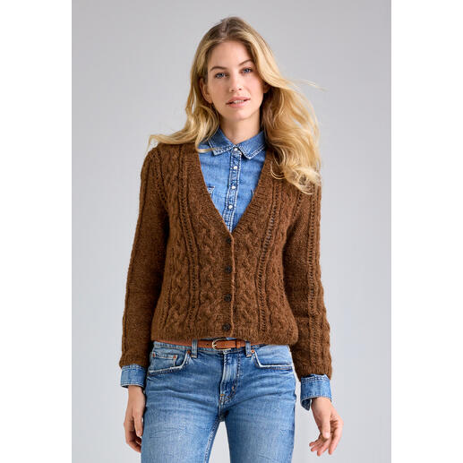 Frau in einer braunen Jacke aus Palazzo, mit einem modernen Look