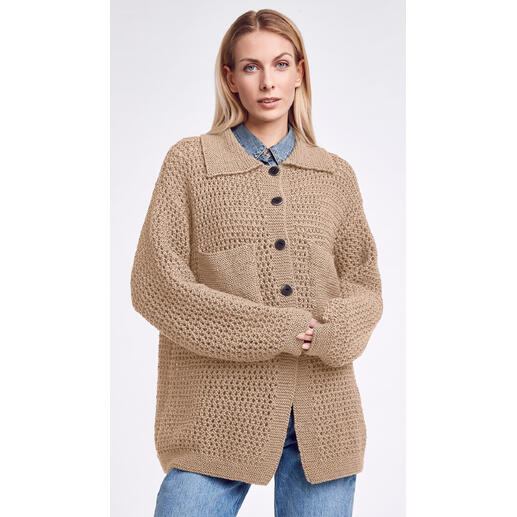 Beige Jacke aus Seidana, weibliches Model zeigt modischen Stil.