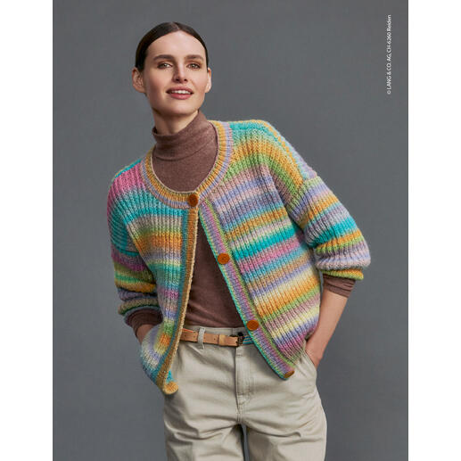 Bunte Jacke aus Harmony, weibliches Model mit Knöpfen an der Vorderseite.