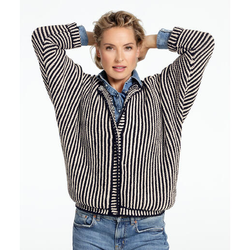 Gestreifte Jacke aus Cotonara, weibliches Model mit einem entspannten Look.