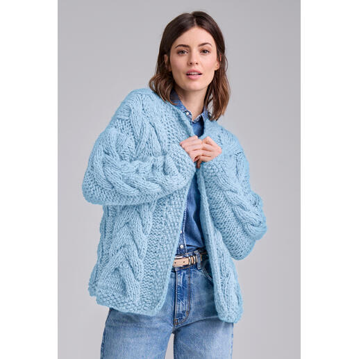 Hellblaue Strickjacke aus Canoso mit groben Zopfmuster